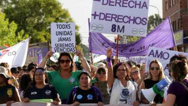 Marcha 8M 2024 en Viedma. Foro: Marcelo Ochoa