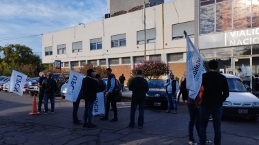 Trabajadores viales se manifiestan frente a la sede del 20 Distrito en Viedma. Foto: gentileza.