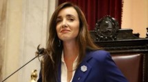 Imagen de Repudiable reacción de Villarruel ante las palabras de una madre de Plaza de Mayo durante la marcha universitaria