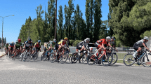 Imagen de Un ciclista chocó a una espectadora durante una competencia en Allen: la mujer tuvo que ser trasladada a Roca