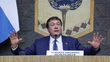 El gobernador Alberto Weretilneck dio detalles acerca de las medidas sobre el ausentismo y las sanciones. Foto Archivo
