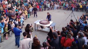 Lago Puelo presentó el alfajor más grande de la Patagonia, de 76 kilos