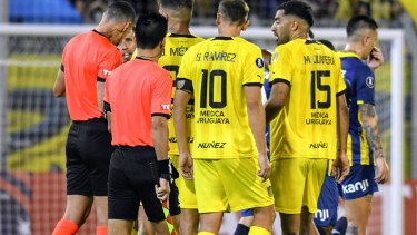 Los incidentes se produjeron en el partido en el cual el equipo rosarino se impuso por 1 a 0 a Peñarol. 