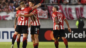 Una de cal y una de arena: Estudiantes ganó en La Plata y Argentinos fue goleado de local