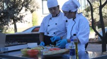 Imagen de Las Grutas y Valcheta unidas por la mejor empanada de pescado: conocé su ingrediente estrella