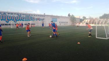 Deportivo Roca Integrado entrena en el Luis Maiolino para llegar en buena forma al torneo nacional de clubes.