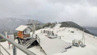 Maravilla de la Patagonia. La cumbre de cerro Bayo tras las nevadas de otoño en la cordillera de Neuquén. Fotos: Gentileza.