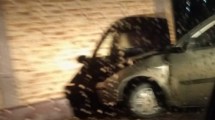Imagen de Robaron un auto, huyeron y chocaron contra el paredón de una casa, en Cipolletti