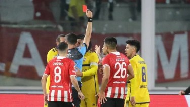 Tras una infracción peligrosa Lema fue expulsado y el árbitro cobró penal a favor de Estudiantes.