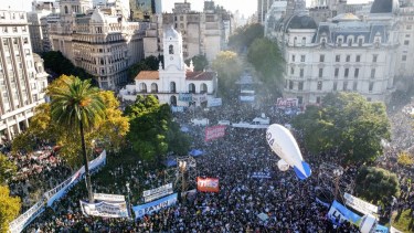 Histórica marcha universitaria en Buenos Aires: «Los problemas que tenemos se resuelven con más educación»
