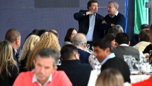 Al reunir a su equipo, Weretilneck pidió más contacto, sin “niebla” y «sin plata»