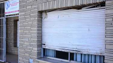 La sede de Intendente Carro 67 de la ciudad de Neuquén. El documento dice que se observa hacinamiento en los puestos laborales. Foto Cecilia Maletti.