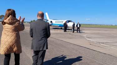 Revelan cuántas veces usó Carreras el avión de Río Negro, que no está habilitado para vuelos sanitarios