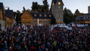 El Centro Cívico de Bariloche se colmó con una marcha universitaria sin precedentes. Foto: Marcelo Martinez