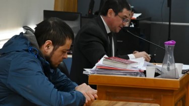El defensor oficial Nelson Vigueras (a la derecha) con el imputado Mauricio Nicolás Báez, que está detenido con prisión preventiva porque la sentencia condenatoria aún no está firme. (foto de archivo)