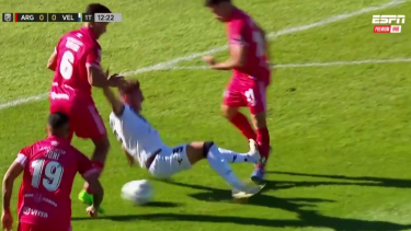 Braian Romero fue expulsado en la semifinal de Vélez - Argentinos Juniors.