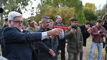 Los funcionarios hicieron tiro al blanco con las pistolas. (Gentileza)