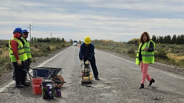 La intendenta Salzotto dispuso un plan de bacheo para la Ruta 151, en un tramo de ocho kilómetros en la zona cercana a Catriel. (Gentileza) 