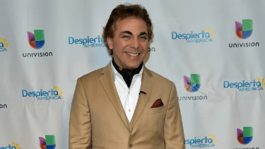 Cristian Castro presentó en sociedad a su nueva novia. 
