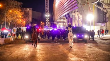 Dispositivo de seguridad en las zonas aledañas del Santiago Bernabéu. (Carlos Luján/Europa Press)