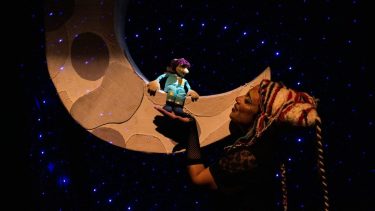 “Me interesa mucho investigar escénicamente la luz”, dice Verónica Martínez Durán, directora y autora de la dramaturgia de “Encender la noche...” (Foto: Miguel Villegas)
