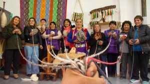 Tejen su propia historia: hace 35 años desafían juntas los crudos inviernos de la Patagonia