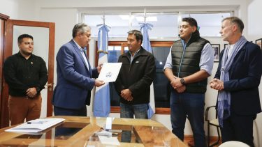 El gobernador entregó el decreto con el aporte al intendente Koopmann. Foto: gentileza.