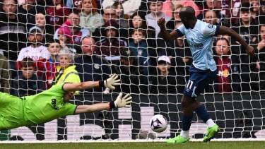 Dibu Martínez volvió al arco de Aston Villa en el entretenido empate ante Brentford. 