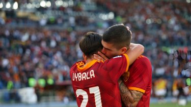 Paulo Dybala ejecutó el córneo con precisión para el cabezazo de Mancini en el gol de la Roma. 