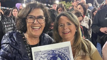 La senadora Silvia Sapag junto a Veronica Madrazo. Foto: https://twitter.com/silviasapag