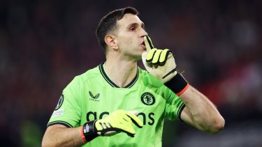 Dibu Martínez podría volver para el encuentro de vuelta de semifinales de la Conference League, ante Olympiacos.