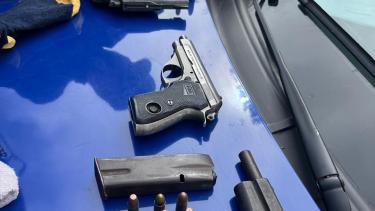 La Policía de Córdoba encontró una de las armas en el aire acondicionado del colectivo. 
