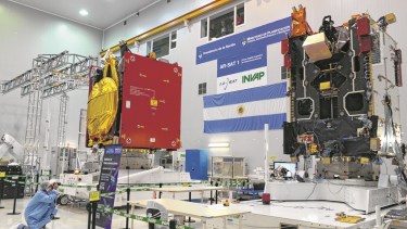 El satélite Arsat 1 en el cuarto limpio de la sede central de Invap, en Bariloche (Foto: Archivo)