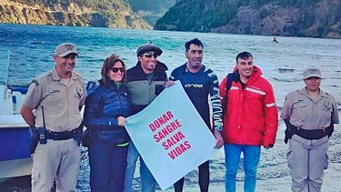El deportista nadó 25 kilómetros, durante 11 horas, en el lago Lácar. Foto: gentileza