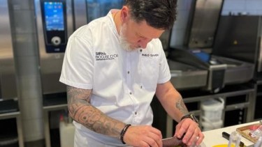 Pablo Quiven desempeña su tarea como chef en Bariloche en la actualidad.
