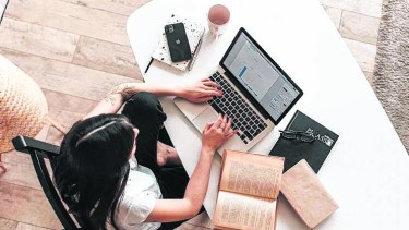 Las mujeres buscan más oportunidades, pero invierten menos: ¿por qué?