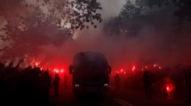 Imagen de Video | Impactante: hinchas del Barcelona le arrojaron objetos al micro de su equipo por error