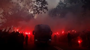 Los hinchas del elenco español agredieron al micro del Barcelona por error. (REUTERS/Albert Gea)