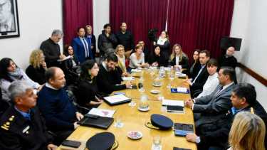La mesa grande: muchos sectores fueron convocados para darle solución a la crisis carcelaria en Neuquén. (Matías Subat)