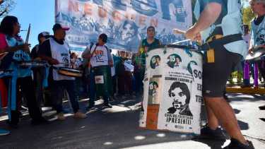 La marcha se extendió por unas seis cuadras. Comenzó a las 11.53. Foto Matías Subat.