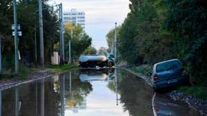 Calles inundadas en barrio Confluencia Rural de Neuquén: cuándo vuelve el servicio de agua