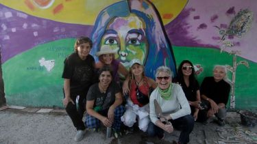 Arte callejero que interpela y homenajea a mujeres en Neuquén. Foto: Oscar Livera