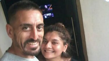 Femicidio en Merlo: un hombre asesinó a su novia, lo encontraron junto al cuerpo y le pidió a la Policía que lo maten