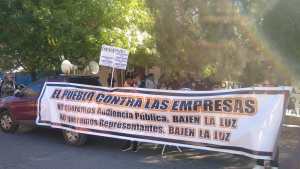 Video | Comerciantes protestan por las subas en las tarifas de luz en Roca: «Es imposible de sostener, bajé el 60% de las ventas»