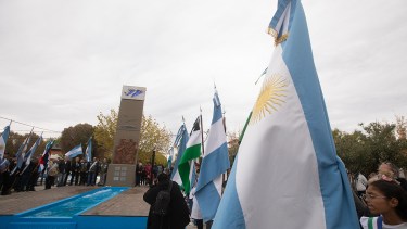 Las banderas flamearon con el fuerte viento en Roca el 2 de abril. Foto Juan Thomes