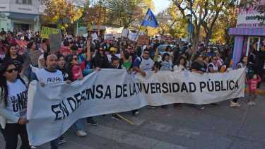 Miles de personas marcharon por las calles de Roca en abril, por la universidad pública. Foto: archivo/ Andrés Maripe