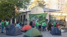 Imagen de Acampe de ATE en el centro de Roca contra los despidos en organismos nacionales