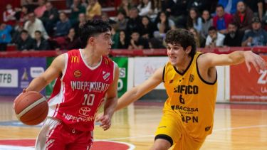 Enzo Nieva fue la gran figura del derby en La Caldera. Arrancó con un 4-4 en triples y manejó los tiempos en el cierre. (Turuelo PH-Independiente de Neuquén Oficial)