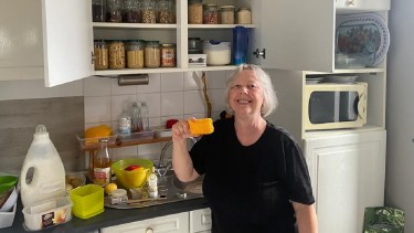 Andrée Nieuwjaer posa en su hogar en la ciudad de Roubaix, donde aprendió a reducir el desperdicio de alimentos. En su mano tiene una esponja que hizo con bolsas de papas no reciclables. Grist / Joseph Winters