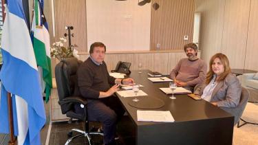 El gobernador Weretilneck, la intendenta de Catriel, Daniela Salzotto y el presidente del Concejo, Alberto Ariaudo.